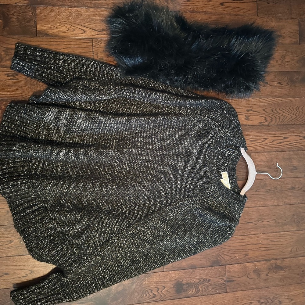 Women’s poncho sweater with detachable faux fur collar